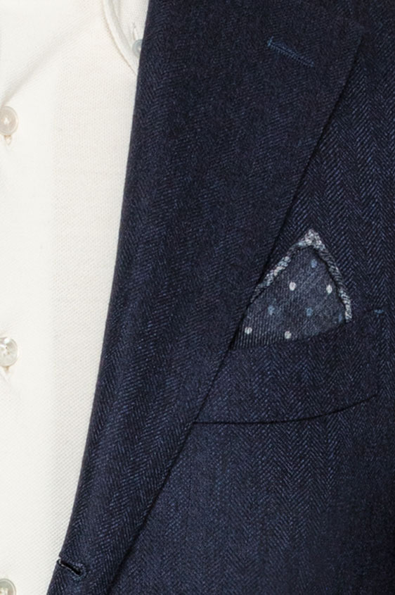 Темно-синий пиджак в елочку