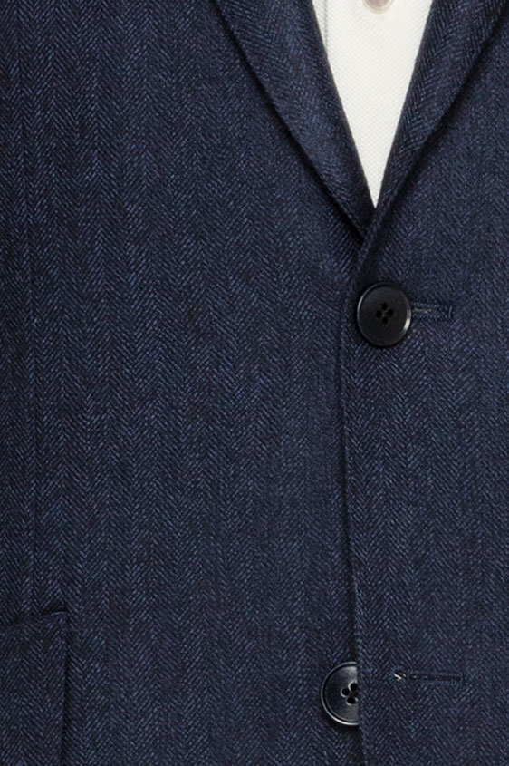 Темно-синий пиджак в елочку