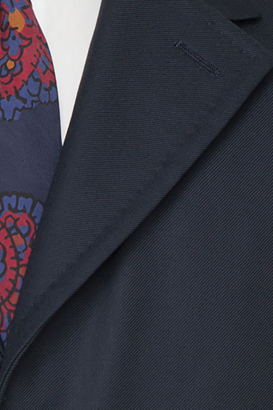 Темно-синий плащ с гладкой фактурой