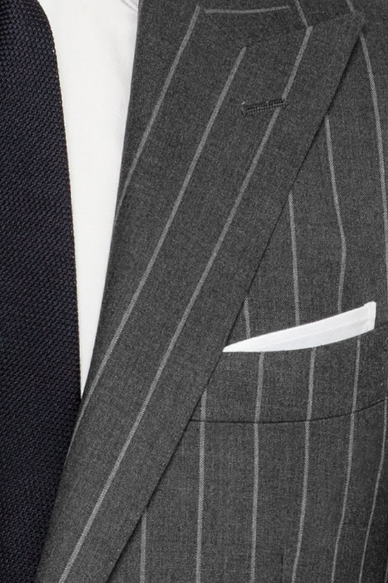 Серый костюм в широкую светлую полоску