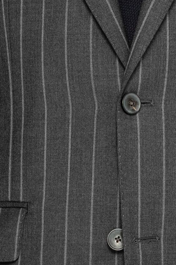 Серый костюм в широкую светлую полоску