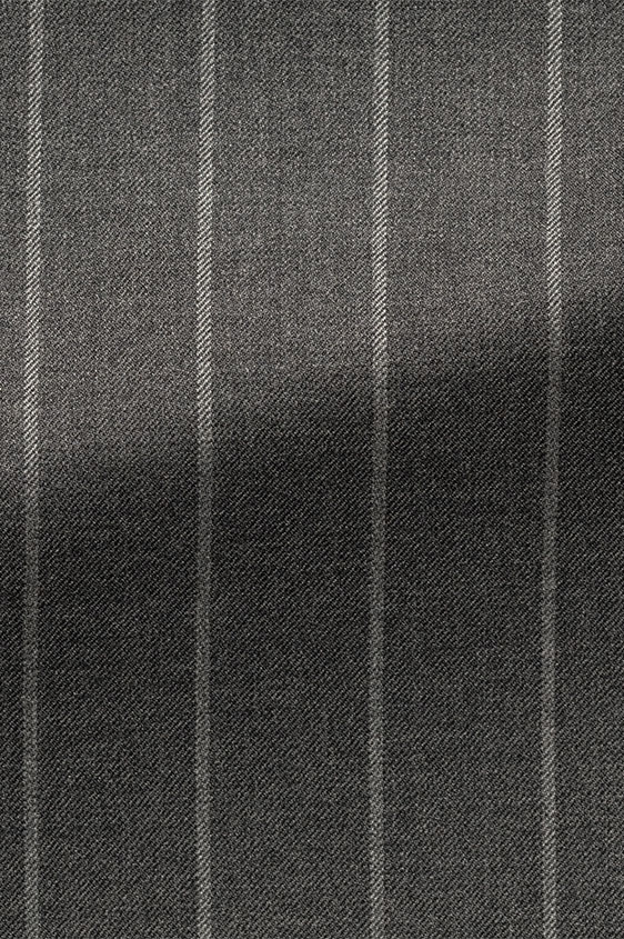 Серый костюм в широкую светлую полоску