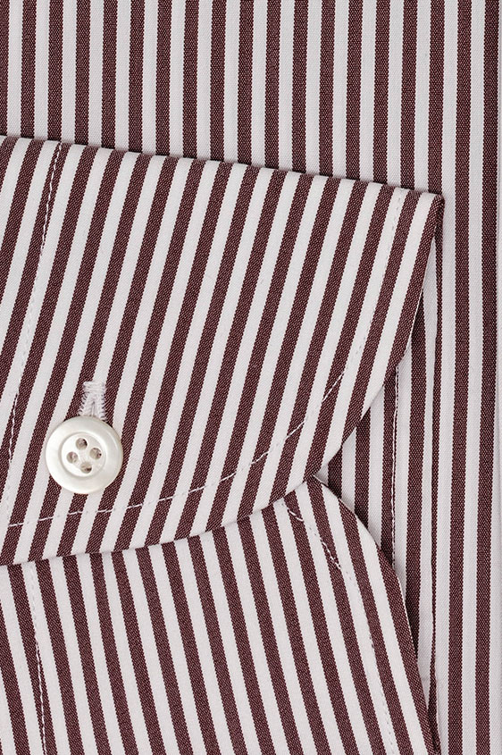 Белая сорочка в коричневую полоску