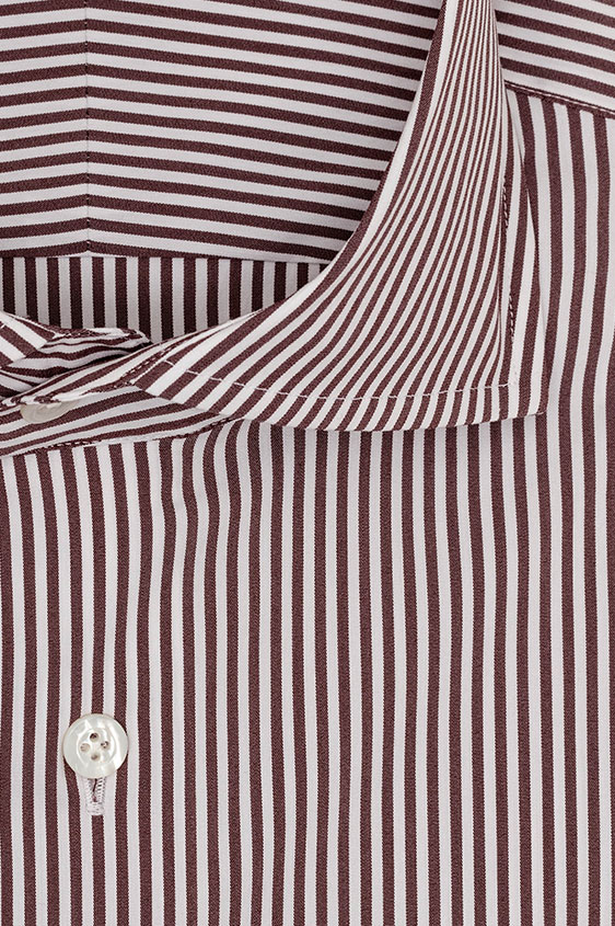 Белая сорочка в коричневую полоску