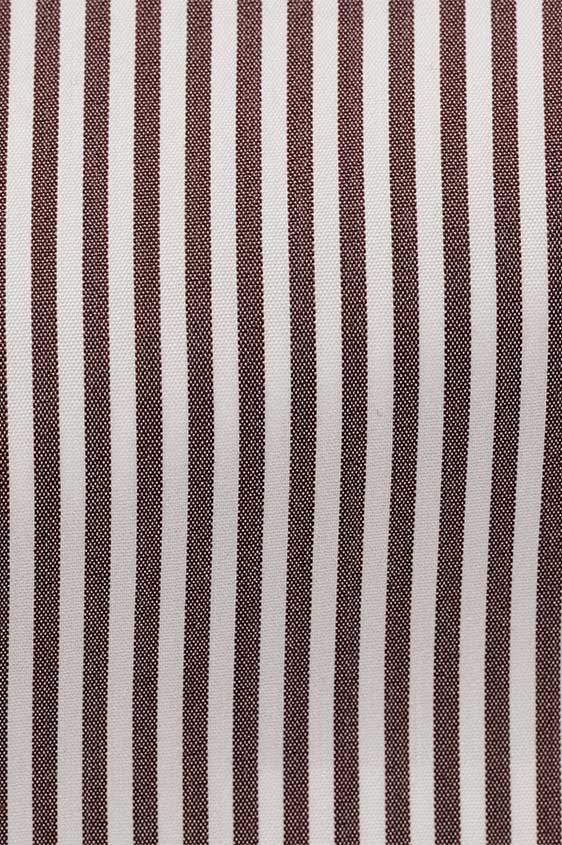 Белая сорочка в коричневую полоску