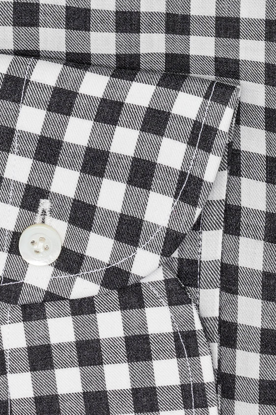 Белая сорочка в серую клетку