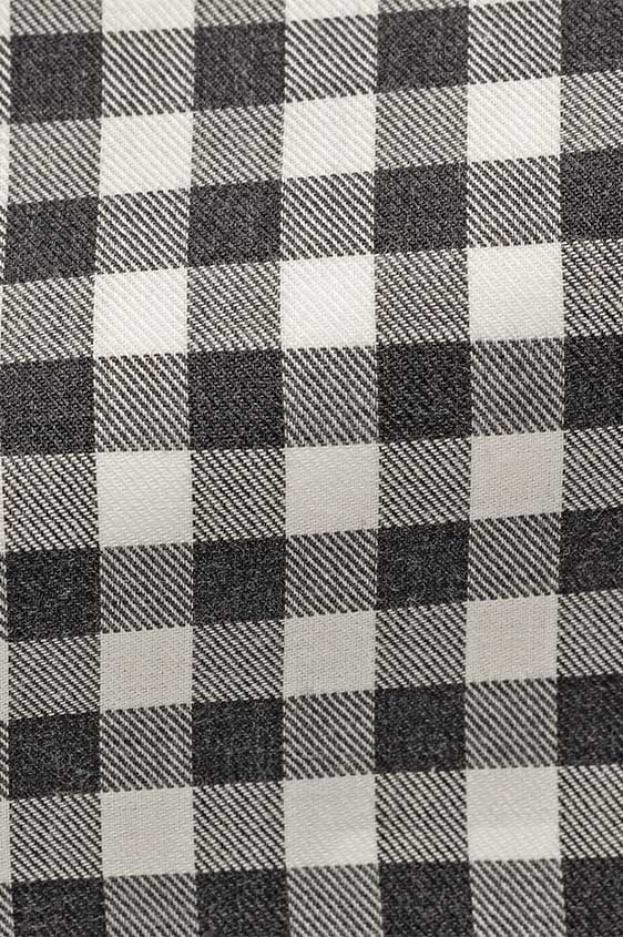 Белая сорочка в серую клетку