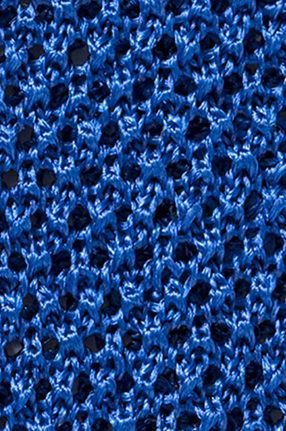 Ярко-синий галстук вязаной фактуры