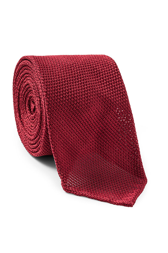 Красный галстук плетеной фактуры