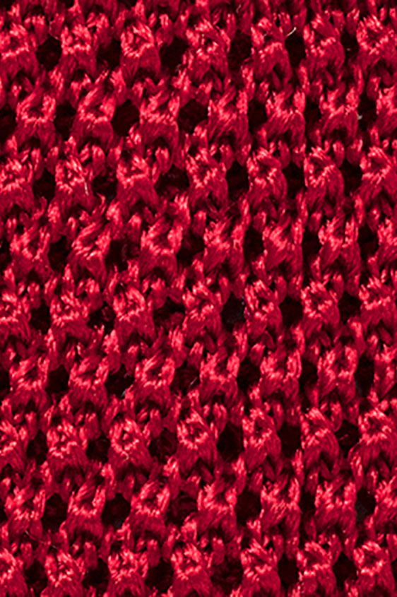 Ярко-красный галстук вязаной фактуры