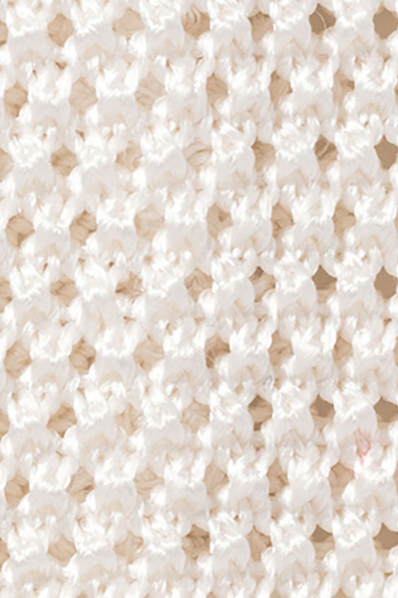 Белый галстук вязаной фактуры