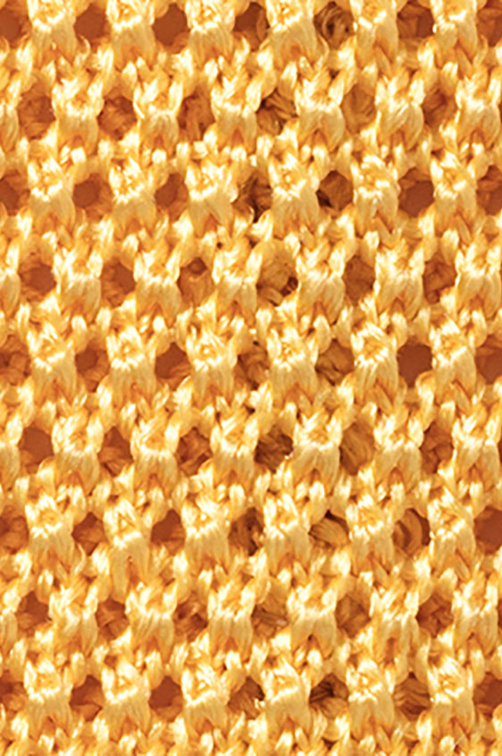 Желтый галстук вязаной фактуры