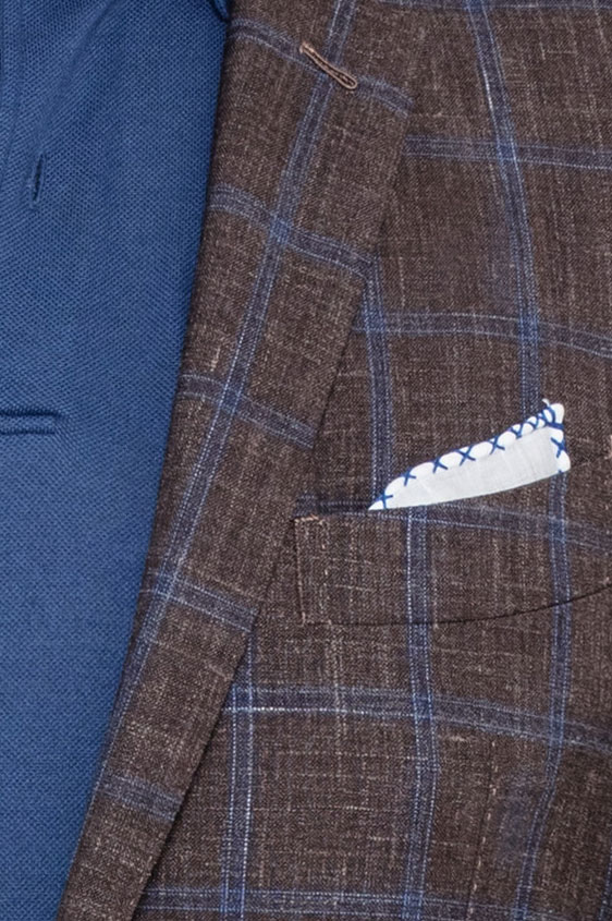Коричневый костюм в голубую клетку