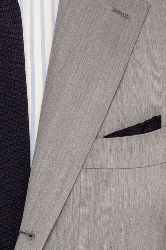 Светло-серый костюм в елочку