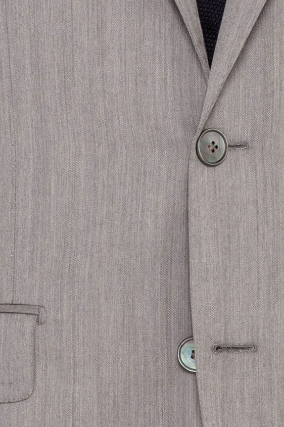 Светло-серый костюм в елочку