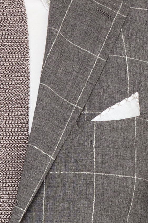 Серый костюм в белую клетку