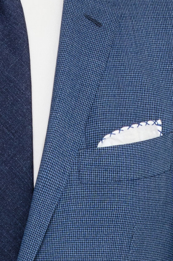 Темно-синий костюм в гусиную лапку