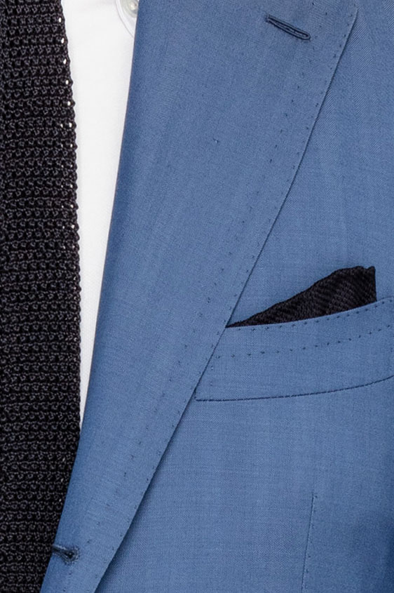 Синий костюм в елочку