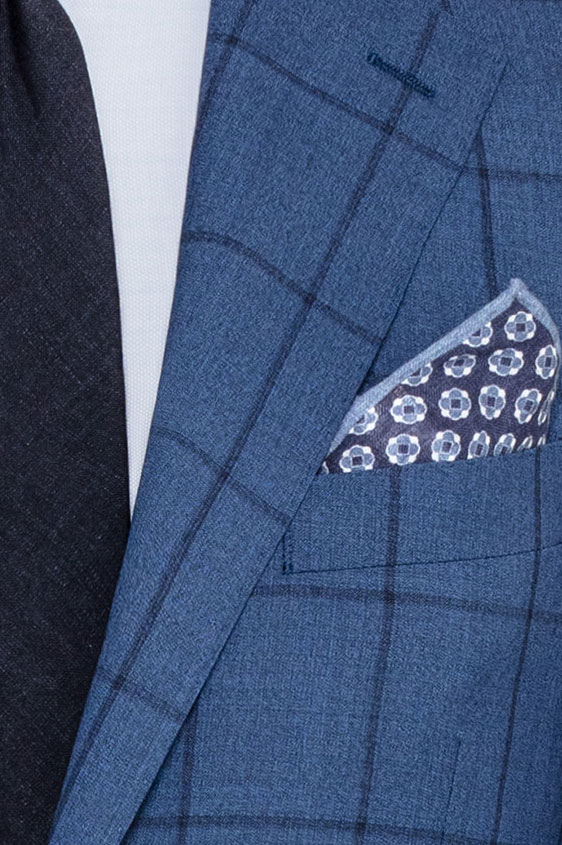 Голубой костюм в тонкую клетку