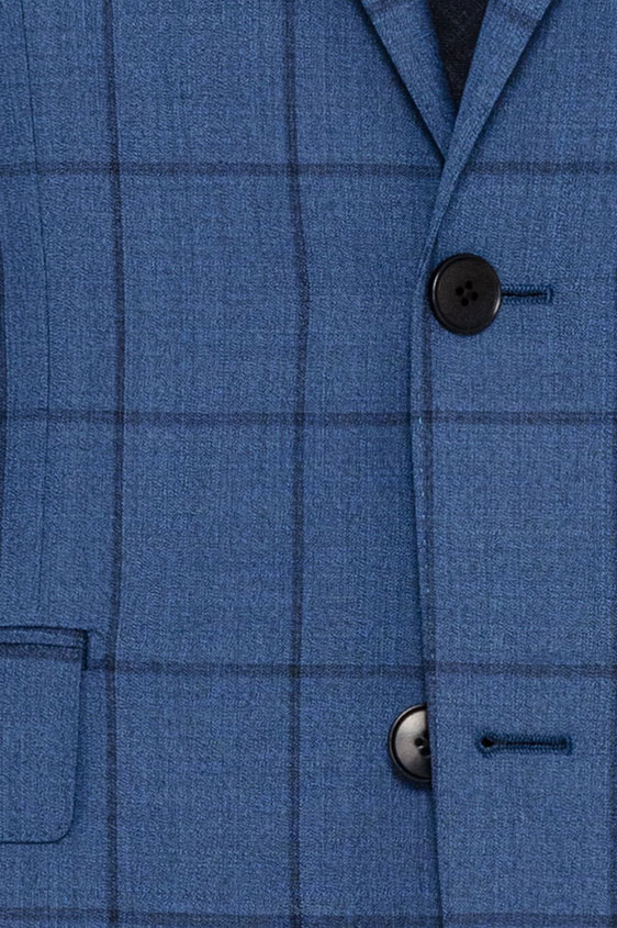 Голубой костюм в тонкую клетку