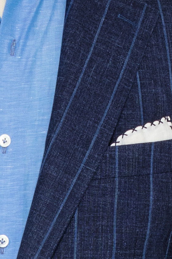 Темно-синий костюм в тонкую голубую полоску