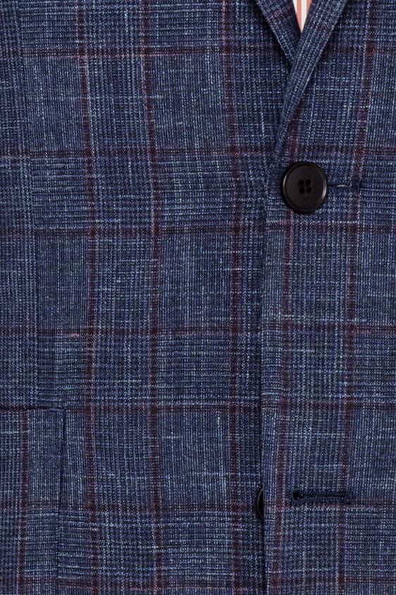 Темно-синий костюм в светло-красную клетку