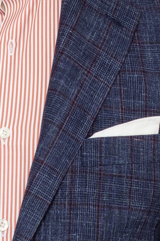 Темно-синий костюм в светло-красную клетку