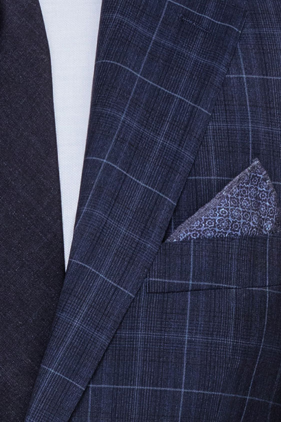 Темно-синий костюм в черно-голубую клетку
