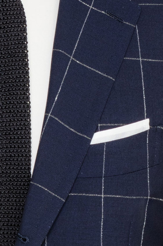 Темно-синий костюм в белую клетку