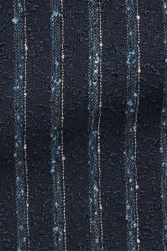 Темно-синий пиджак в светло-голубую и бежевую полоску