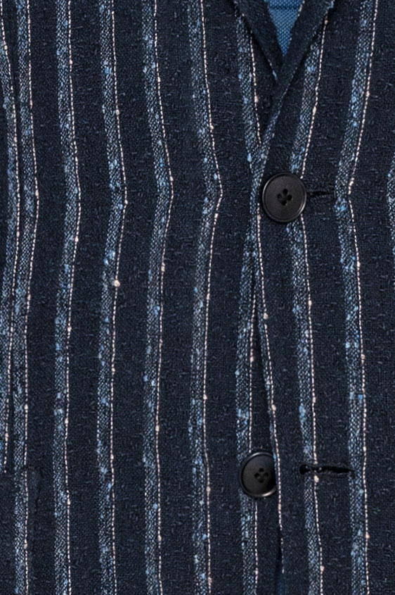 Темно-синий пиджак в светло-голубую и бежевую полоску