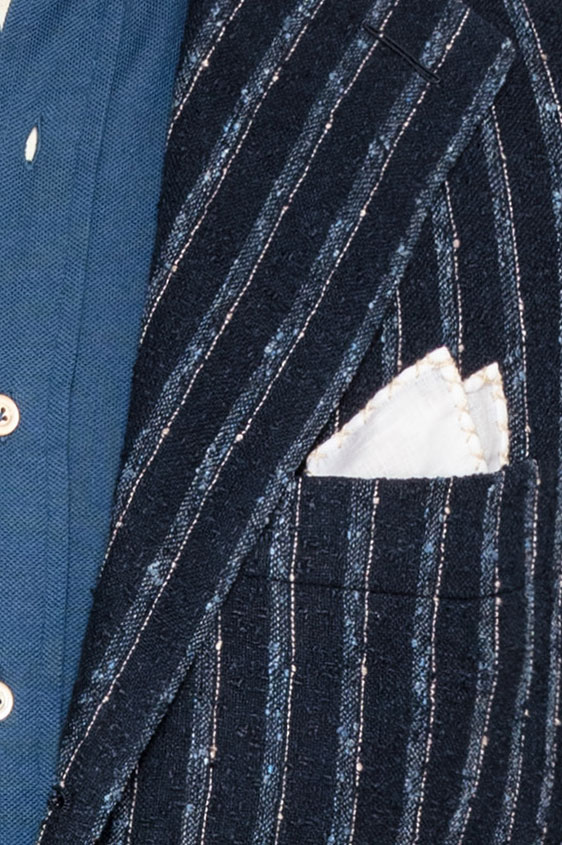 Темно-синий пиджак в светло-голубую и бежевую полоску