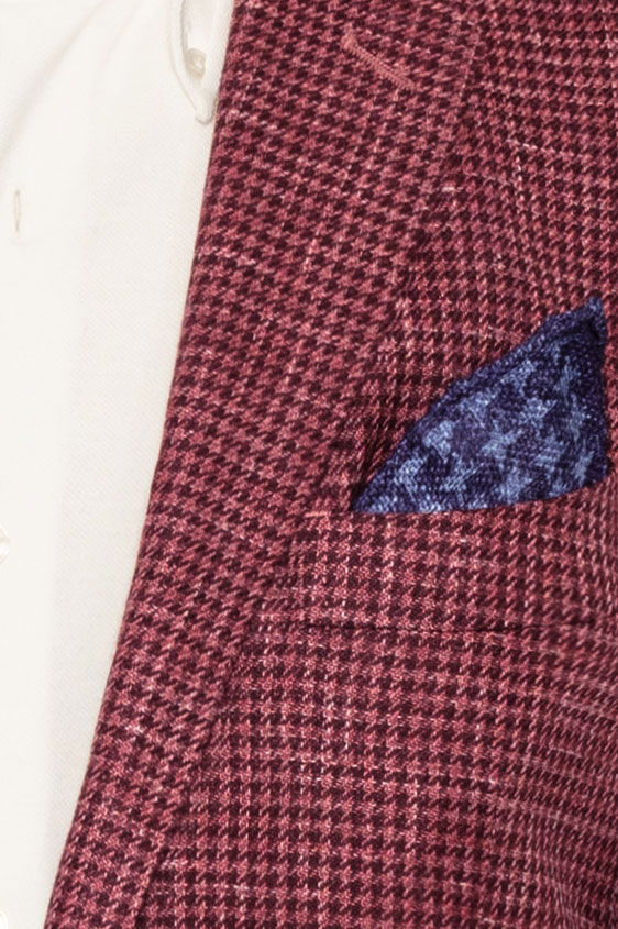 Бордовый костюм в гусиную лапку