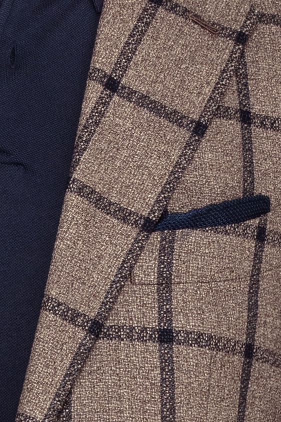 Светло-коричневый пиджак в синюю клетку