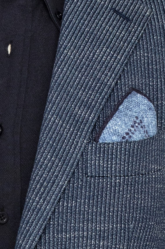 Темно-синий пиджак в полоску и белыми вкраплениями