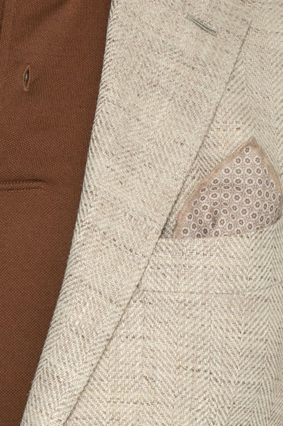 Бежевый пиджак в елочку