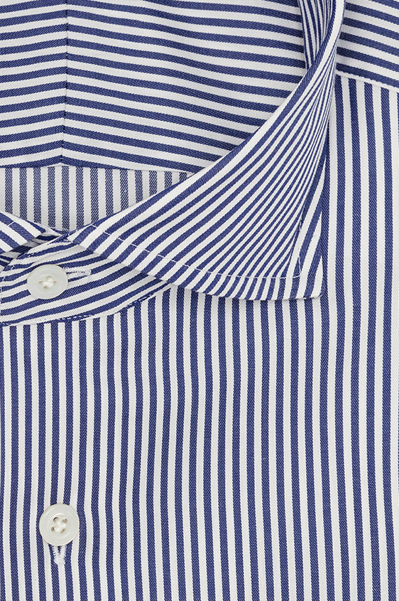 Темно-синяя сорочка в белую клетку