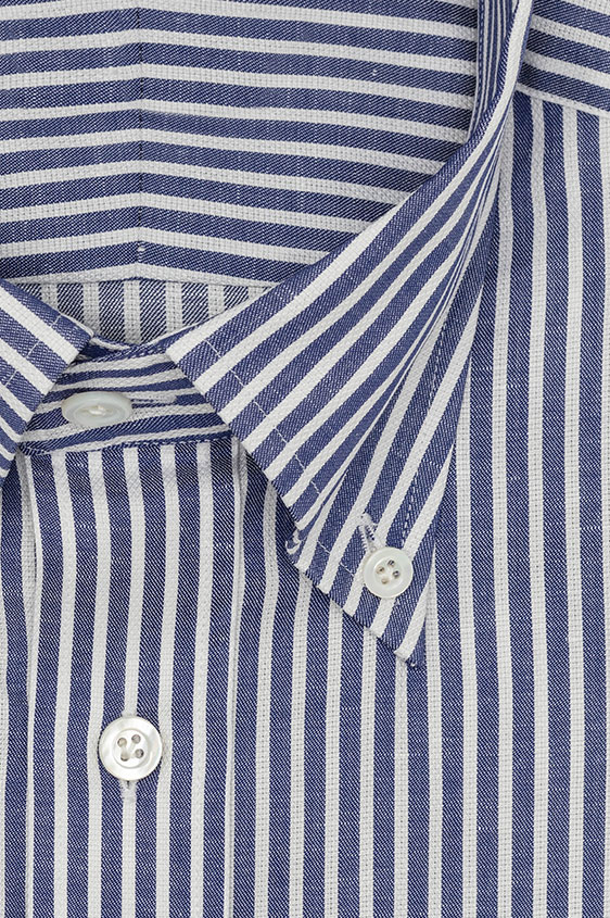 Синяя сорочка в белую полоску