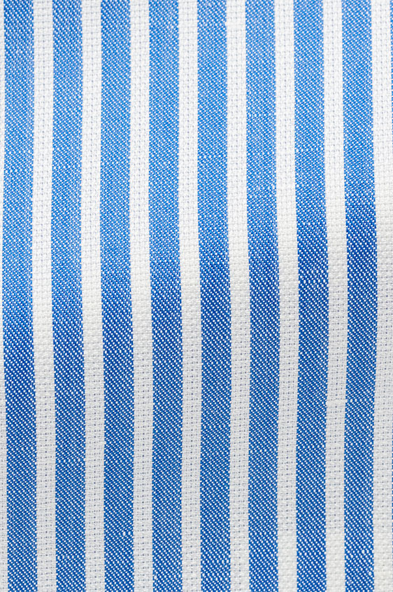 Голубая сорочка в белую полоску