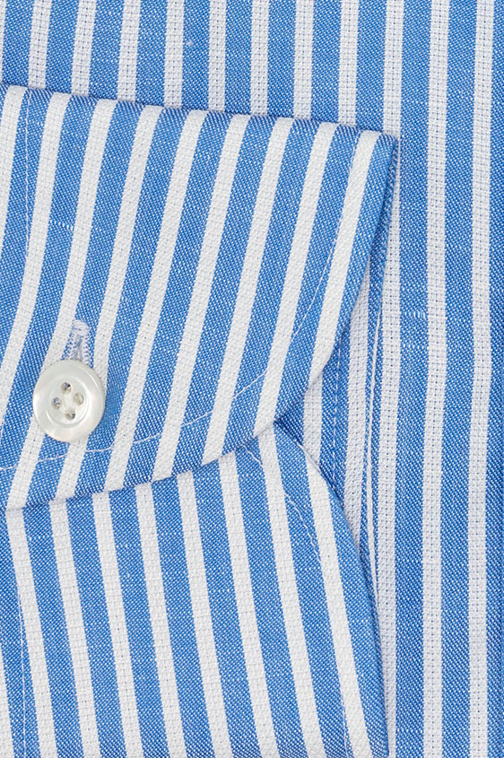 Голубая сорочка в белую полоску