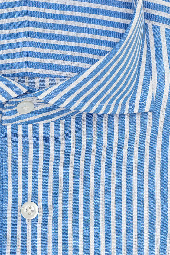 Голубая сорочка в белую полоску