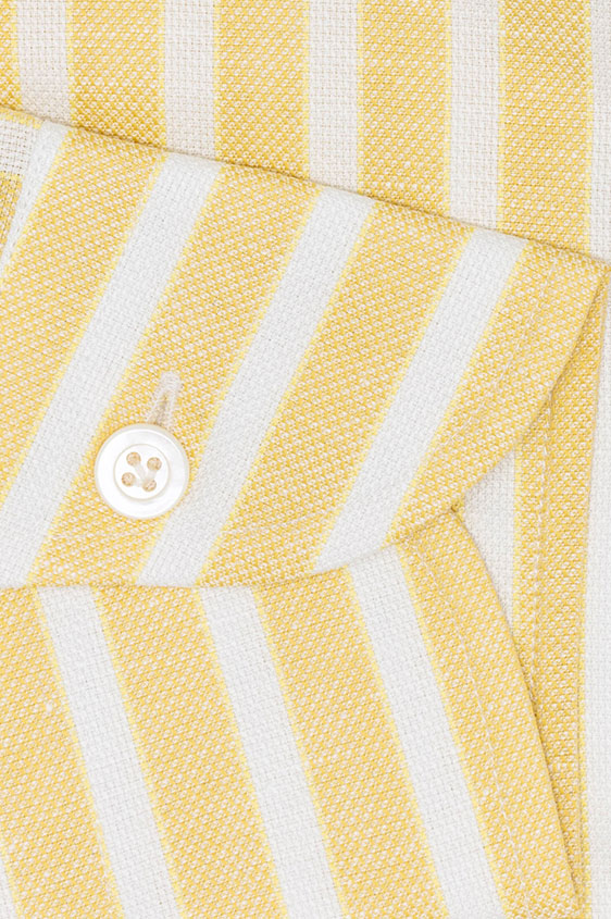 Желтая сорочка в белую полоску