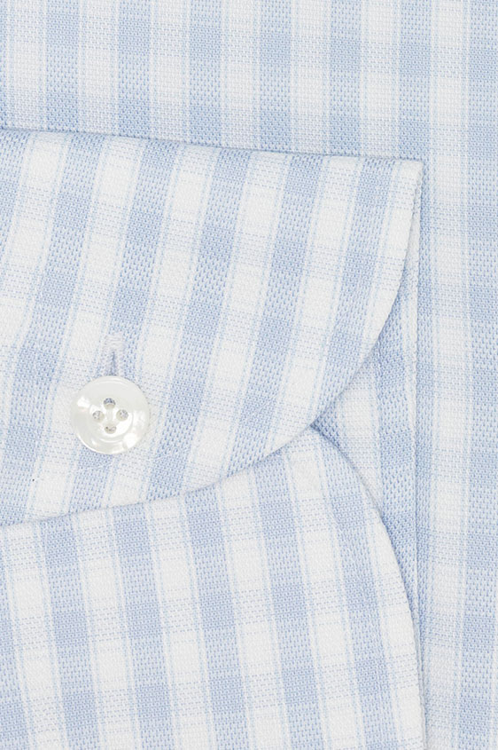 Голубая сорочка в белую клетку