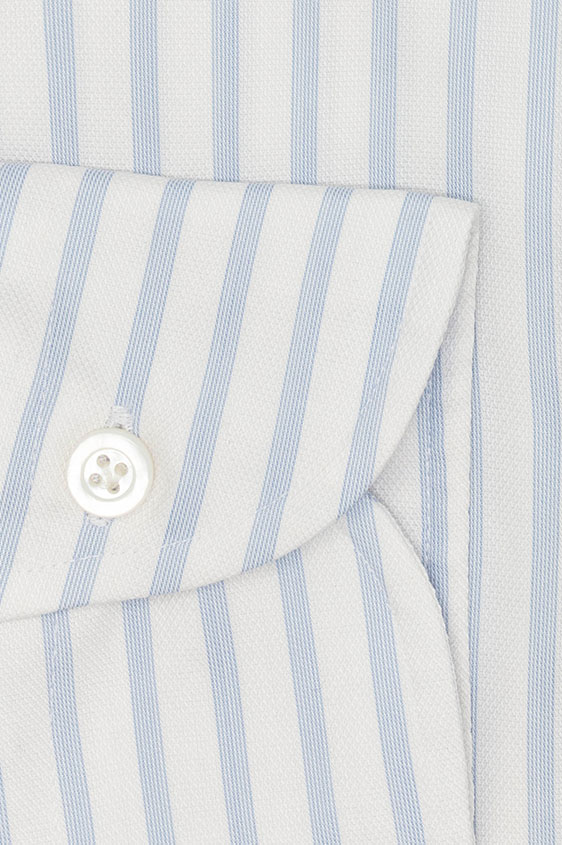 Белая сорочка в голубую полоску