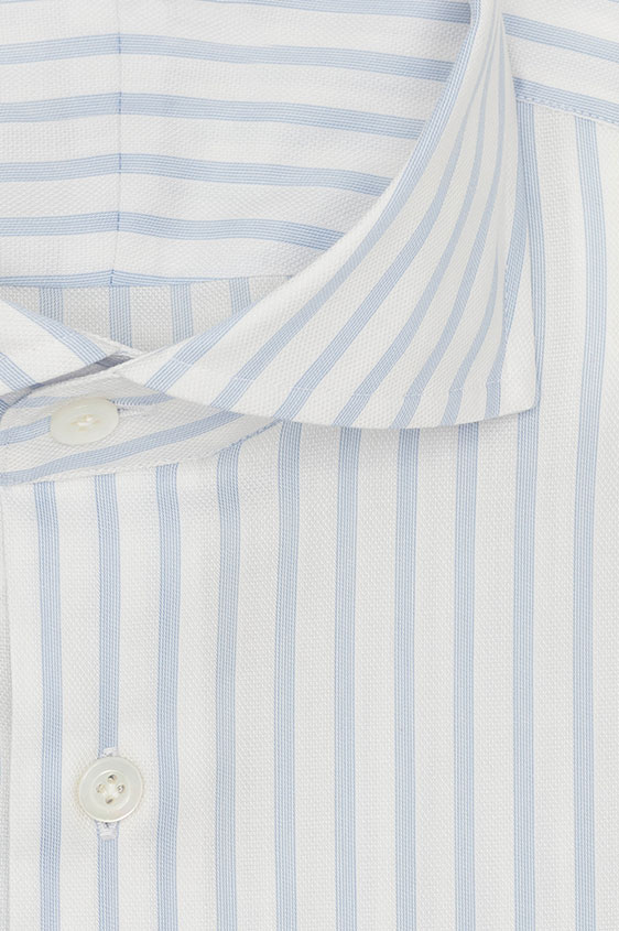 Белая сорочка в голубую полоску