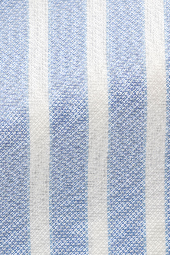 Голубая сорочка в белую полоску