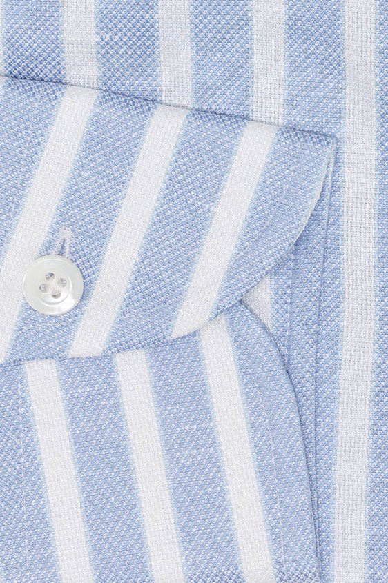 Голубая сорочка в белую полоску