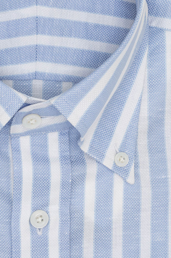 Голубая сорочка в белую полоску