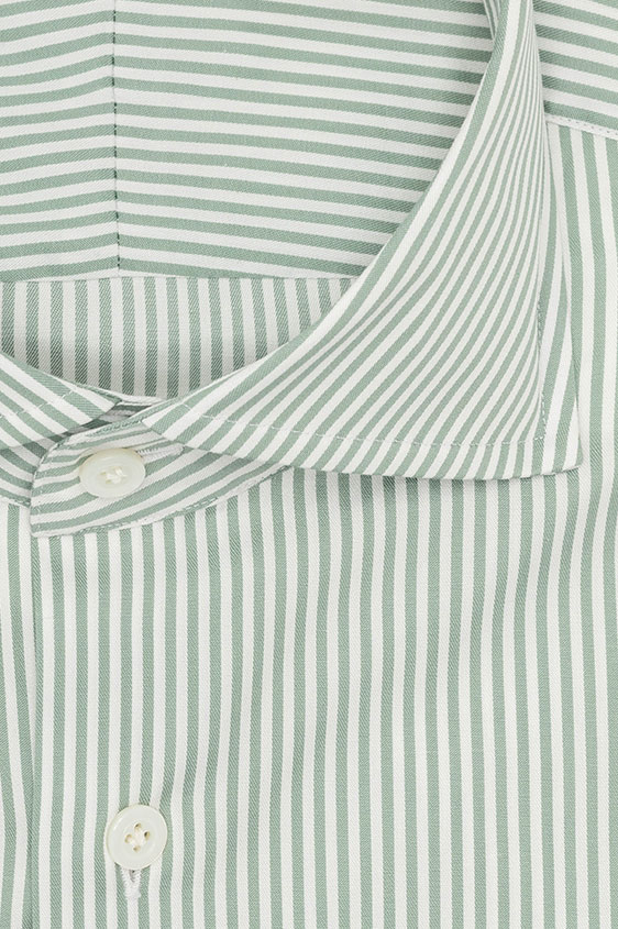Зеленая сорочка в белую полоску