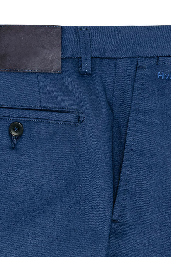 Ярко-синие брюки чинос